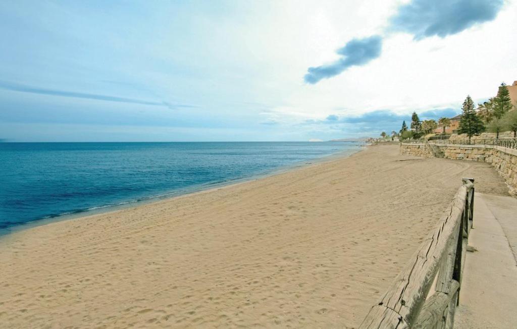 Penthouse On The Beachfront เอสเตโปนา ภายนอก รูปภาพ