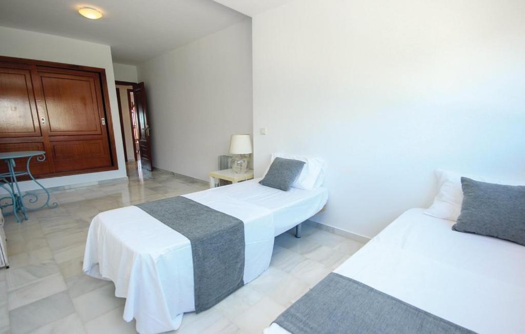 Penthouse On The Beachfront เอสเตโปนา ภายนอก รูปภาพ