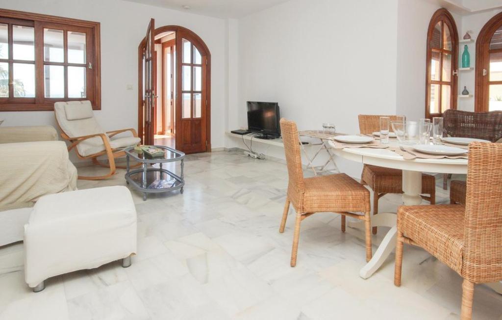 Penthouse On The Beachfront เอสเตโปนา ภายนอก รูปภาพ